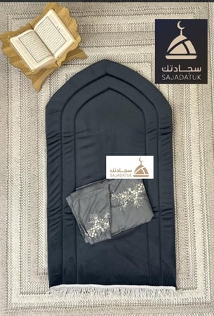 سجادة صلاة مبطن سميك مريحة للقدمين سفنج قطيفة ناعم مع شرشف صلاة مطرز اقمشة ممتازة بالون رائعة متوفر جميع اللوان.هدية غلاف مصحف مع كل طلب