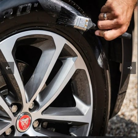 اطارات عالية من ماكلارين الاطارات لمعانا عاليا تأكد من نظافة الاطارات والاسطح المطاطية قبل الاستخدام رش المنتج بسعة 500 مل  من شركة (MCLAREN)