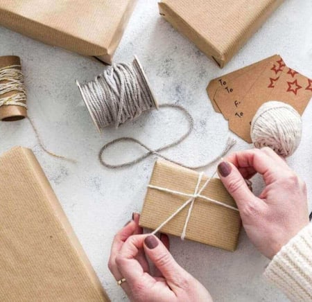 تغليف هدايا قماش مع  الكتابة على  كرت