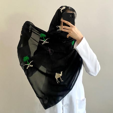 طرحة اليوم الوطني بتطريز نخلة وجمل