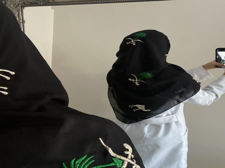 طرحة اليوم الوطني بتطريز نخلة وجمل