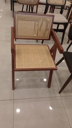 كرسي راتان خشبي غامق