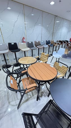 طاولة خارجية 70و80 سم لون خشبي