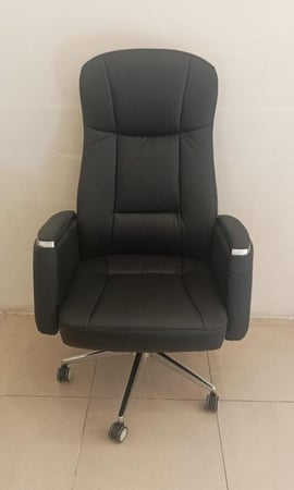 كرسي مكتب جلد أسود