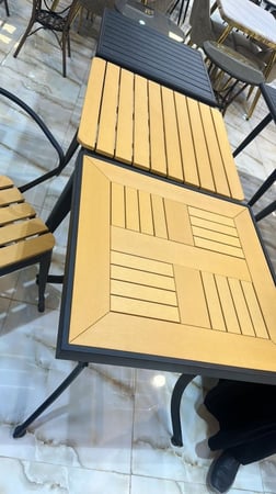 طاولة اصفر واسود