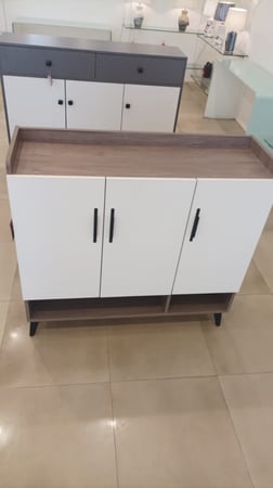 دولاب مع ثلاث أبواب خشبي وأبيض
