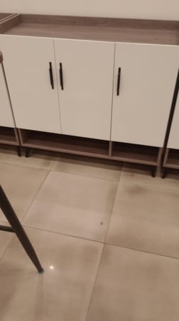 دولاب مع ثلاث أبواب خشبي وأبيض