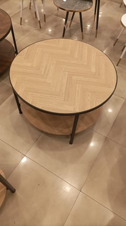 طاولة دائرية لون خشبي فاتح مقاس 100,80 سم