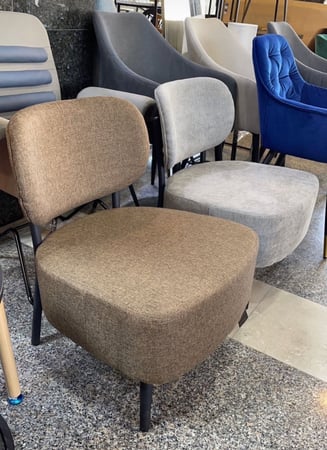 كرسي لون بني