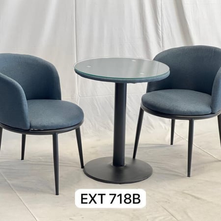 طقم طاولة وكرسيين قماش لون رمادي