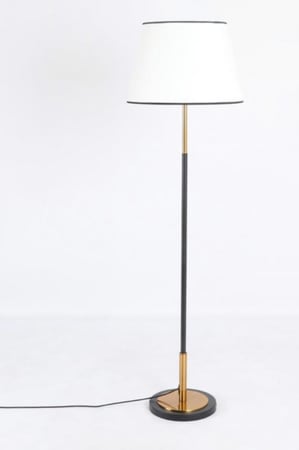 ابجورة طويلة مزينة بتفاصيل بلون ذهبي