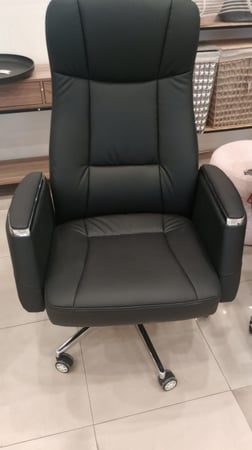 كرسي مكتب جلد أسود