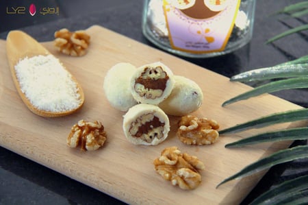 ملبس بالجوز والتمر وجوز الهند