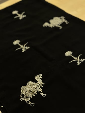 طرحه بصناعه فاخره مع شعار الممكله و تطريز الجمل العربي ( ذهبي )