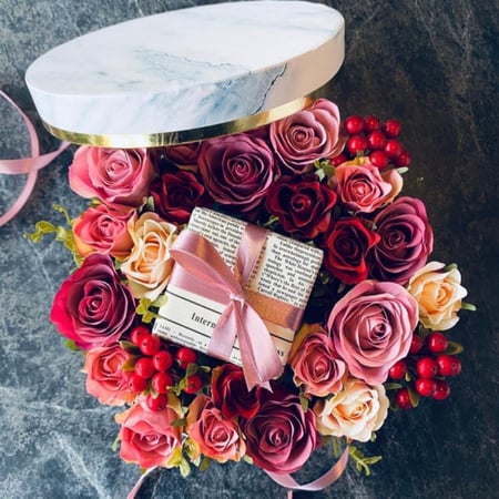 تغليف ورد صناعي وردي فاخر