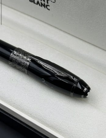 أقلام حبر مونت بلانك ريشة بتصميم ملكي لإكمال أناقة الرجل.