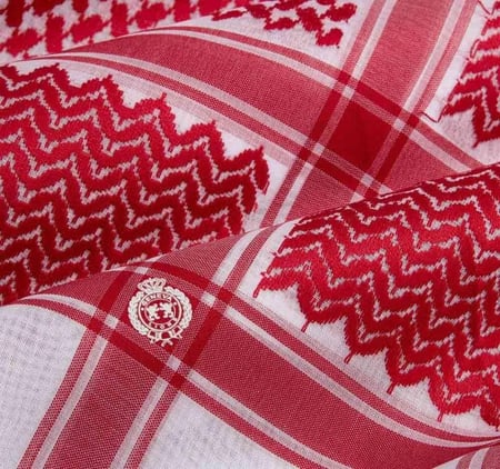 عار ماركة جينيف ليونز على أطراف الشماغ المصنوع من قطن مئة بالمئة