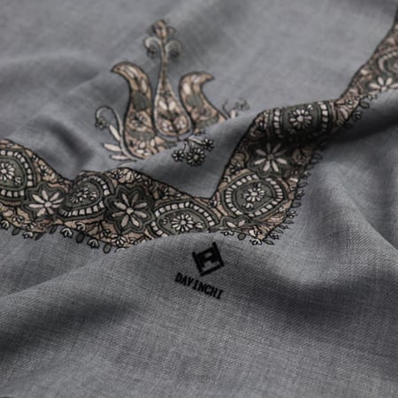 شال كشميري فضي تطريز عودي ماركة دافنشي