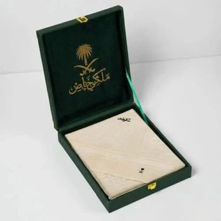 شماغ ملكي خاص بيج مطوي داخل علبة هدايا جلد خضراء فاخرة