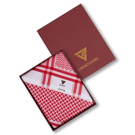 شماغ رجالي لويس تشارد كاجول داخل علبة أنيقة باللون الأحمر الفاخر