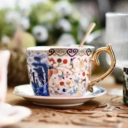 فنجان الشاي الفاخر بالزخارف المميزة