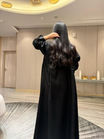 عباية سارا ذهبي