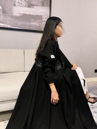 عباية سارا ذهبي