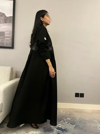 عباية سارا ذهبي