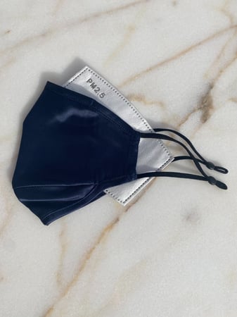 كمامة حرير طبيعي لون كحلي بحديدة انف وفلتر