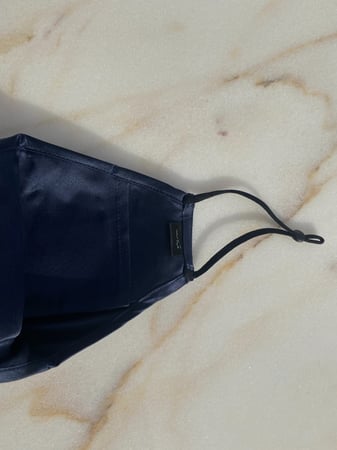 كمامة حرير طبيعي لون كحلي بحديدة انف وفلتر