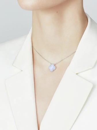 سلسال فان كليف فضي ازرق