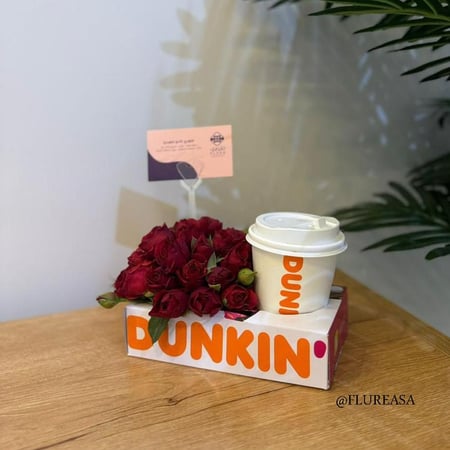 قهوة اليوم من دانكن مع ورد البيبي جوري الاحمر