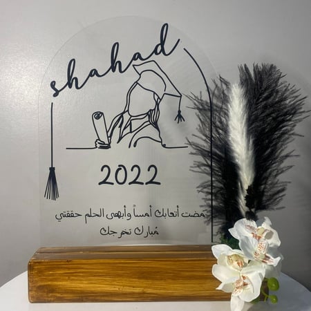 استاند تخرج مناسب للأهداء مع ورد