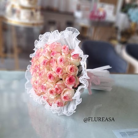 بوكية ورد جوري وردي بتغليف قماشي ابيض