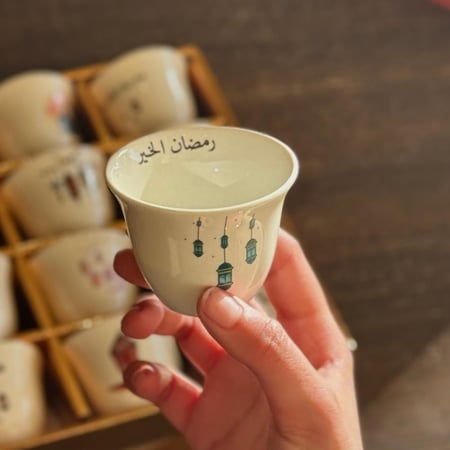 طقم 12 فنجال قهوة رمضاني باللون الأبيض مع طباعة ملونة بعبارات هني وعا