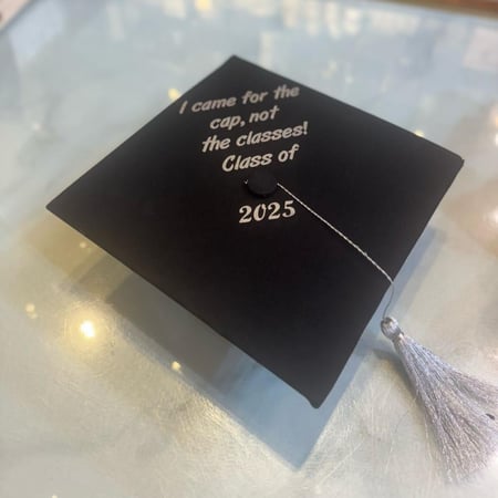 قبعة تخرج مخصصة 2 – مع طباعة الاسم أو العبارة التي تختارها