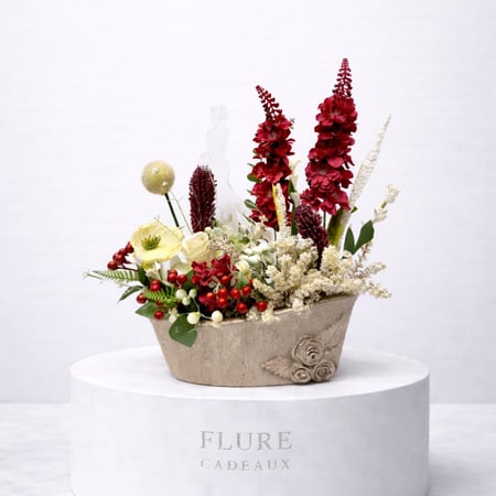 تنسيق ورد صناعي فاخر بلمسة عنابية – هدية راقية على قاعدة أنيقة