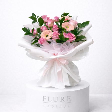 تنسيق ورد طبيعي فاخر مع جيربيرا صناعي