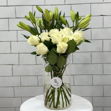 لليوم مع ورد جوري ابيض  lilyawm with white roses