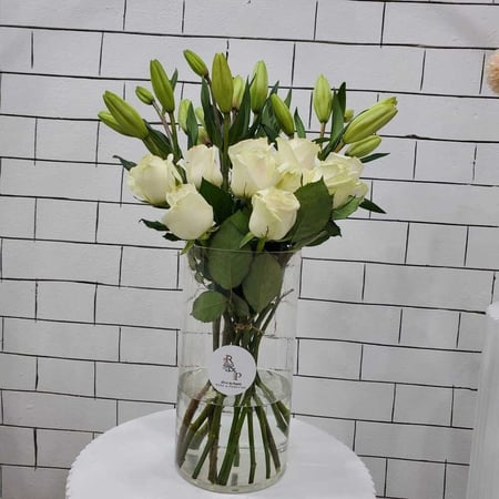 لليوم مع ورد جوري ابيض  lilyawm with white roses