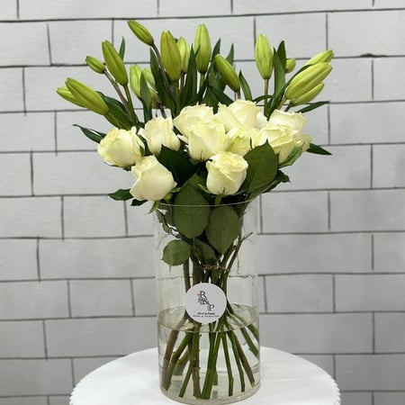 لليوم مع ورد جوري ابيض  lilyawm with white roses