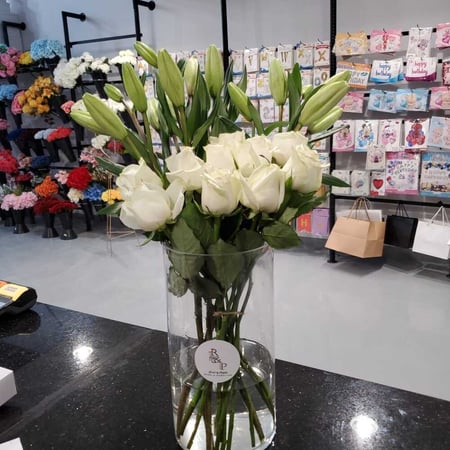 لليوم مع ورد جوري ابيض  lilyawm with white roses
