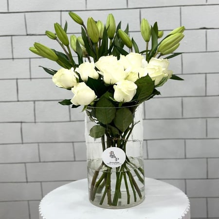 لليوم مع ورد جوري ابيض  lilyawm with white roses