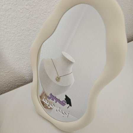 مرآة أجمل خريجة