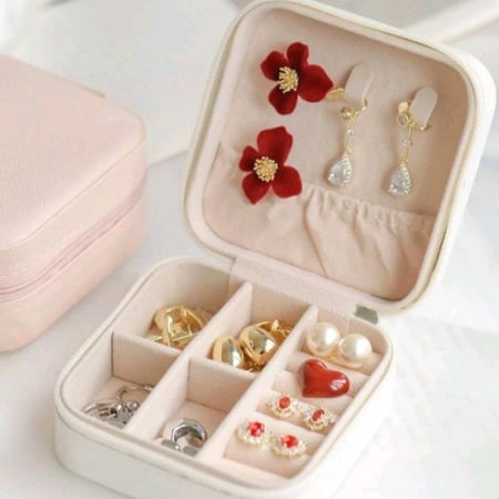 علبة اكسسوارات (لون أبيض)