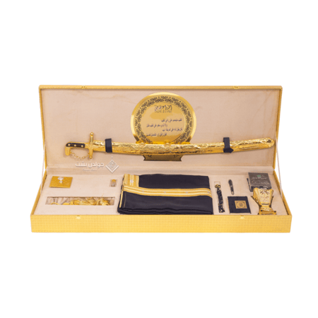 طقم هدية ملكي فاخر – بشت أسود وسيف ذهبي ومصحف موديل 1