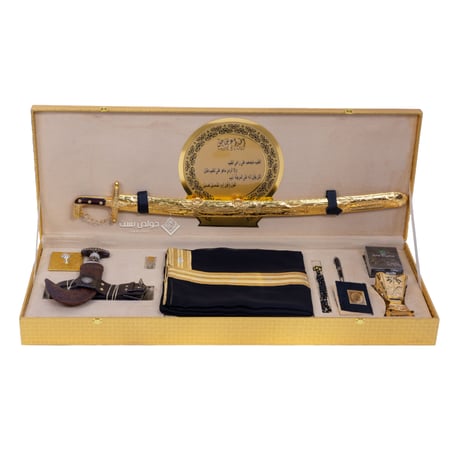 طقم هدية ملكي فاخر – بشت أسود وسيف ذهبي ومصحف موديل 2