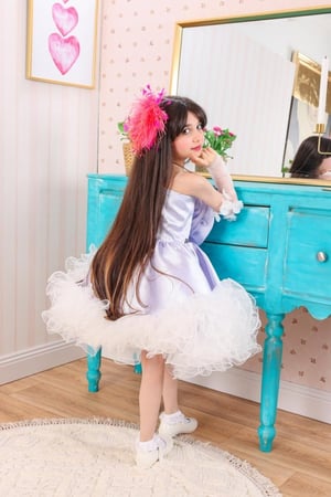 فستان الوردة الأنيقة بأكمام خارجية