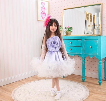 فستان الوردة الأنيقة بأكمام خارجية