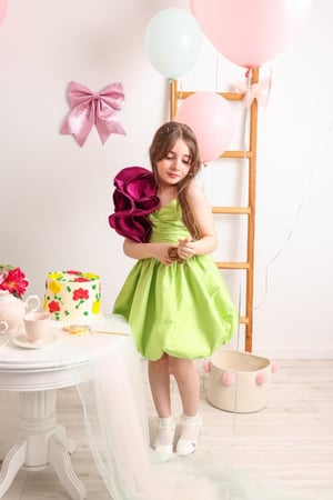 فستان أنيق باللون الكيوي بقماش شانتون وكسرات بيليسه